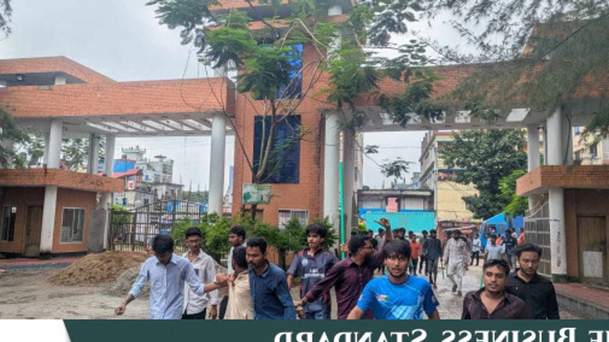 Student group clashes spill into Barishal 18 injured Student group clashes spill into Barishal 18 injured - bangladesh student clashes