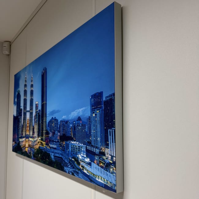 Akustikkdempende Bilde 1250x800mm sølveloksert ramme