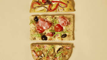 Focaccia moelleuse garnie d’ingrédients méditerranéens, offrant un équilibre parfait entre générosité, fraîcheur et gourmandise.