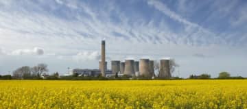 Usine nucléaire avec champ de colza