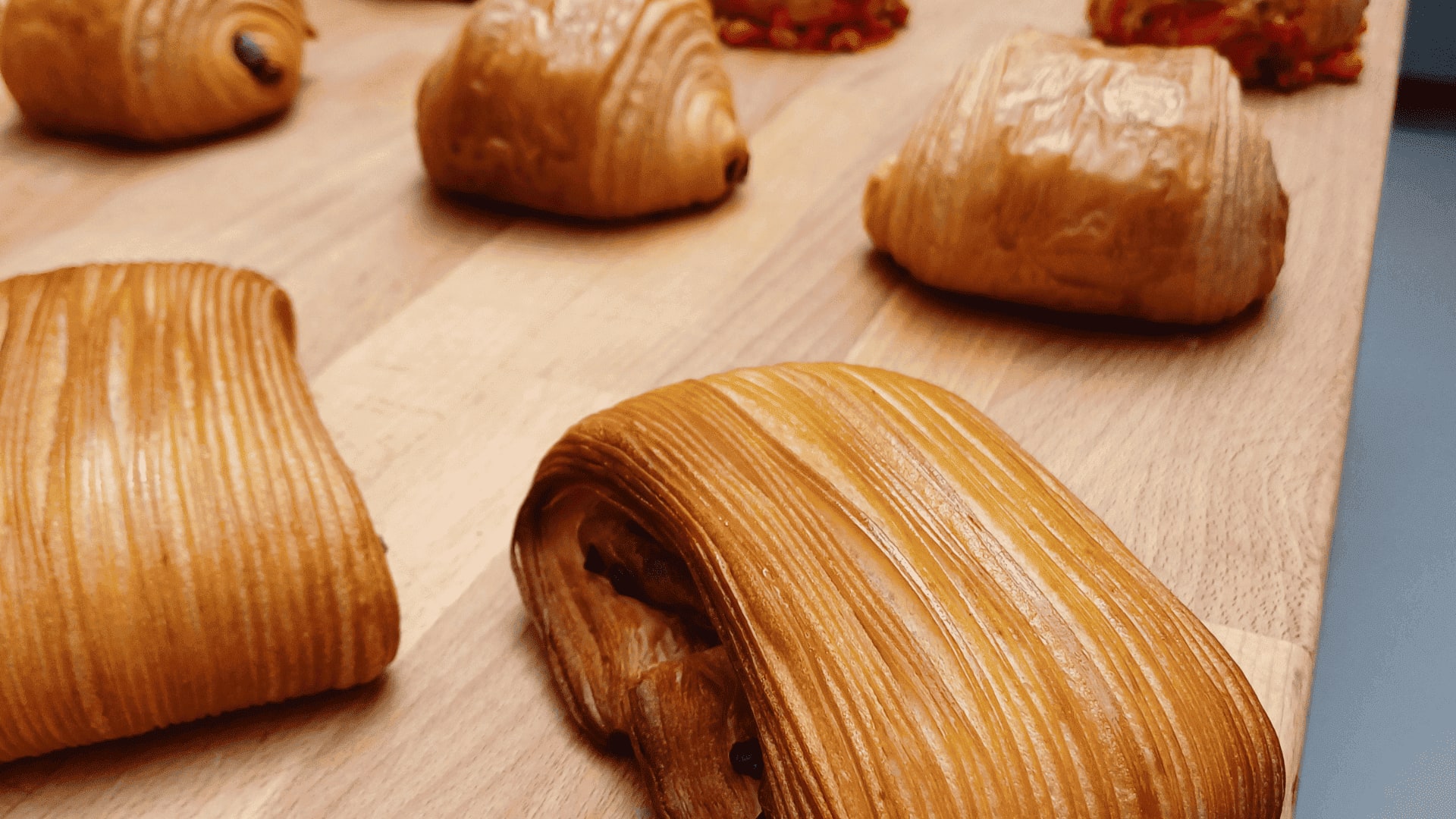 Viennoiseries dorées au feuilletage délicat, préparées avec soin pour offrir un croustillant parfait et un cœur fondant. 