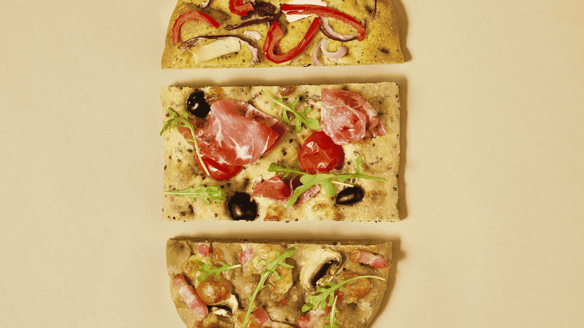 Focaccia moelleuse garnie d’ingrédients méditerranéens, offrant un équilibre parfait entre générosité, fraîcheur et gourmandise.