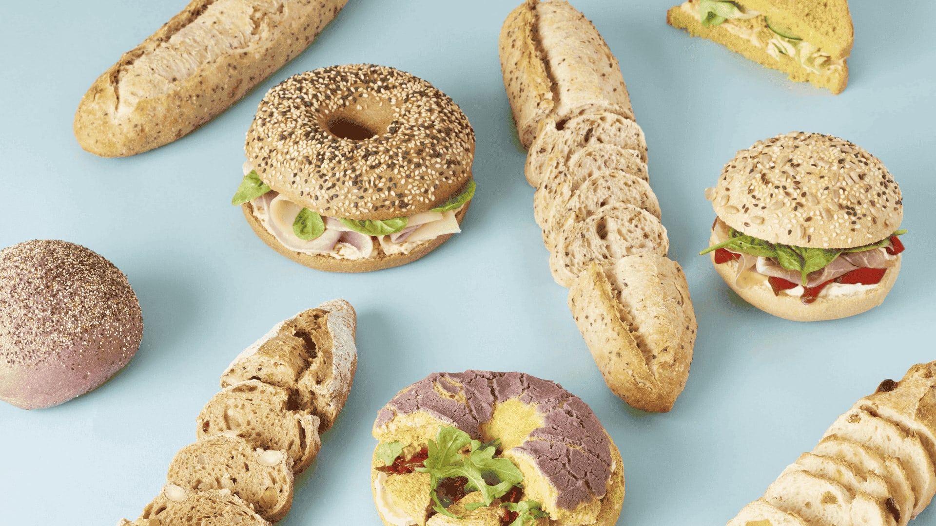 Une gamme variée de pains et sandwichs gourmands, alliant textures croustillantes et recettes généreuses pour tous les moments de la journée.