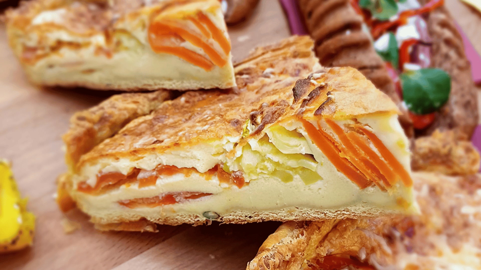 Quiche au saumon, alliant croustillant et gourmandise pour une pause savoureuse à tout moment.