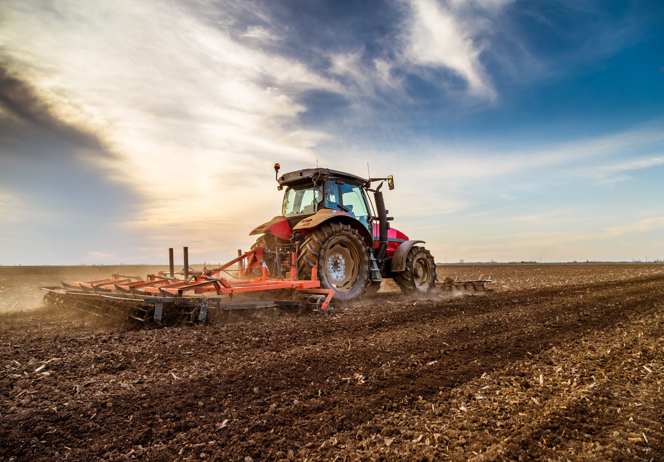 Le déchaumage : Tracteur dans un champs