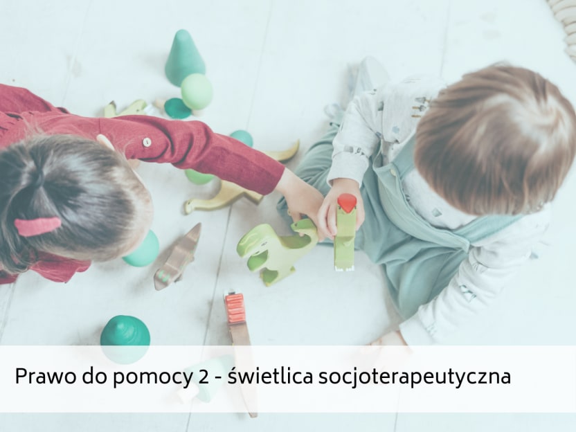 Na zdjęciu jest dwójka małych dzieci bawiących się klockami, widocznych z góry, oraz napis: Prawo do pomocy 2 - świetlica socjoterapeutyczna.