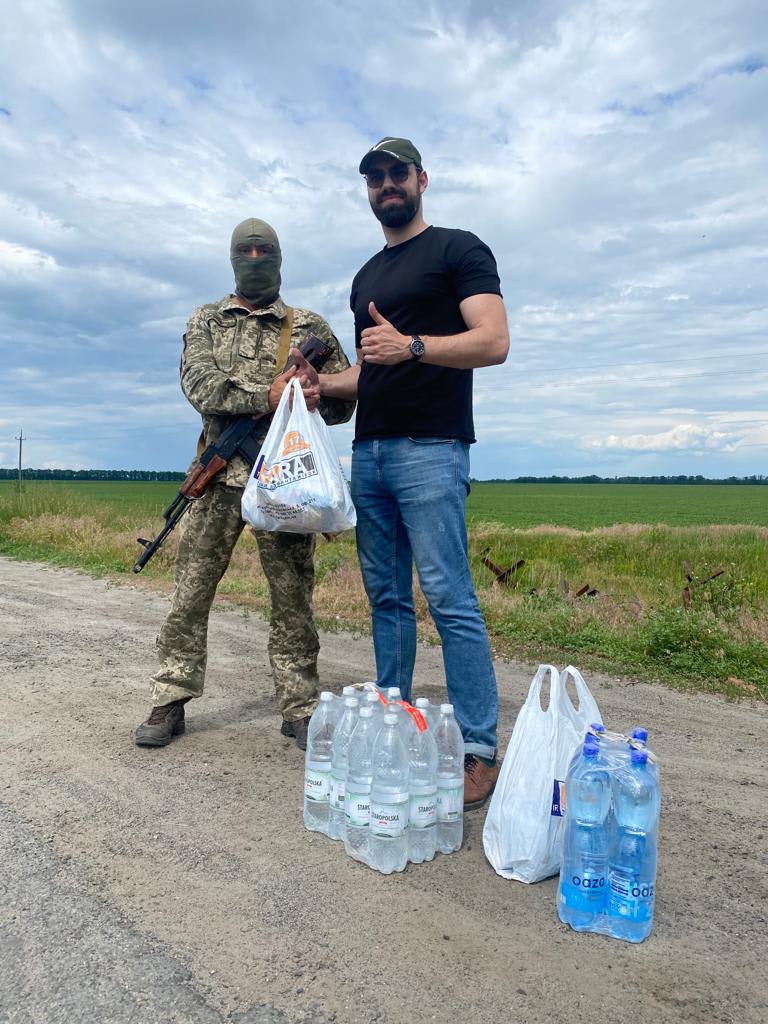 Роздали бійцям на блок-постах в Харкові та області більше 100 пакетів з печивом, чаєм, кавою, шоколадом, цигарками та водою