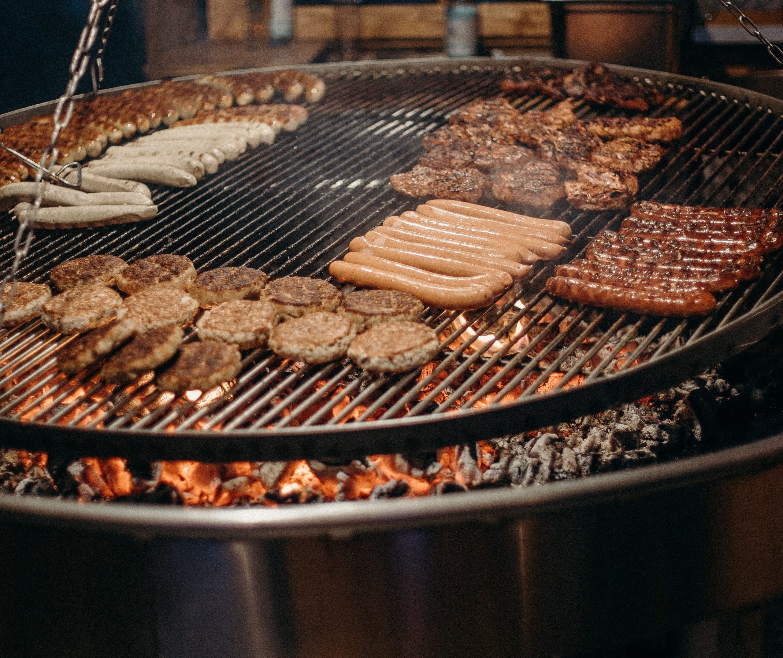 Würstchen en el grill en Frankfurt Alemania