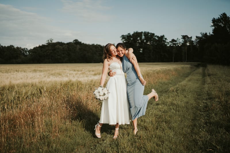 Braut und Trauzeugin beim Getting Ready – Echte Emotionen am Hochzeitstag