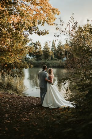 Hochzeitspaar blickt Richtung Maschsee Hannover