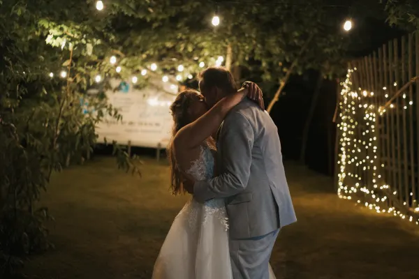 Romantischer Kuss beim Hochzeitstanz in der Nacht – Gartenhochzeit in Hannover