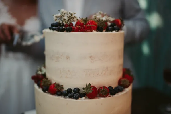 Moderne Hochzeitstorte mit Blumen-Deko – Hochzeitsdetails in Hannover