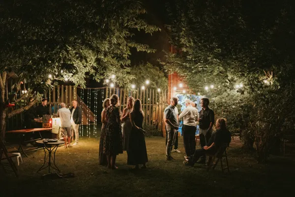 Hochzeit im eigenen Garten Hannover: Stimmungsvolle Beleuchtung bei Nacht