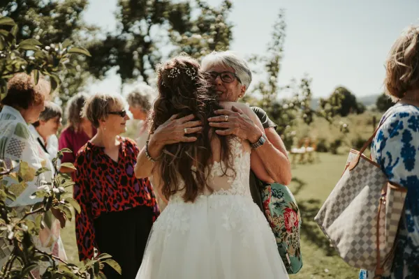Emotionale Hochzeit: Oma umarmt Braut in Hannover – Ungestellte Momente