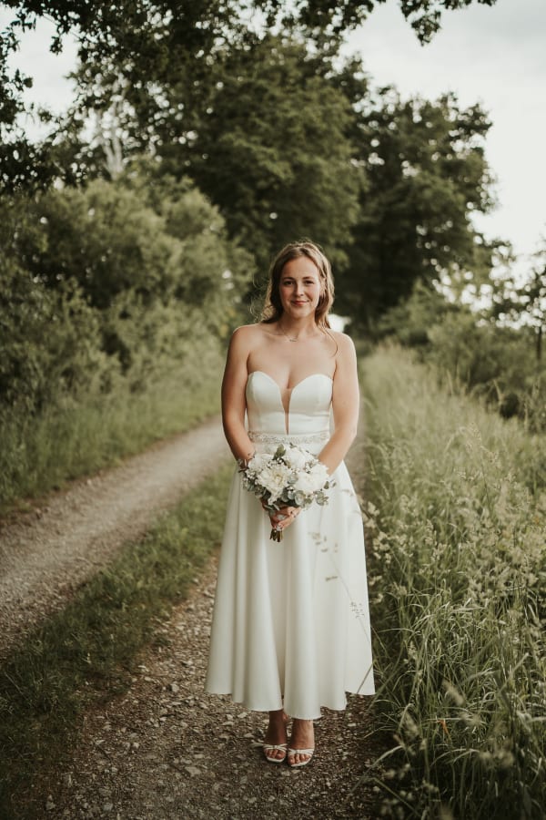 Braut-Portrait mit Brautstrauß am Feldweg – Elegante Hochzeitsfotos