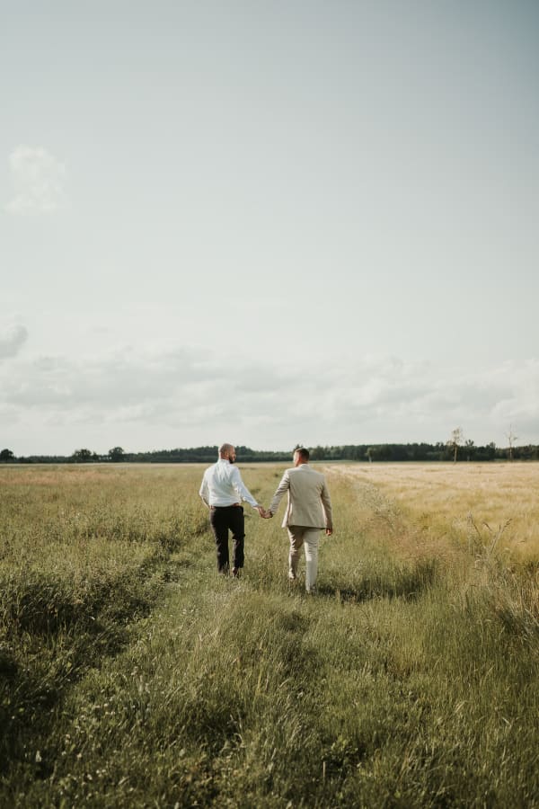 Bräutigam und Trauzeuge im Feld – Entspannte Hochzeitsfotos für Männer