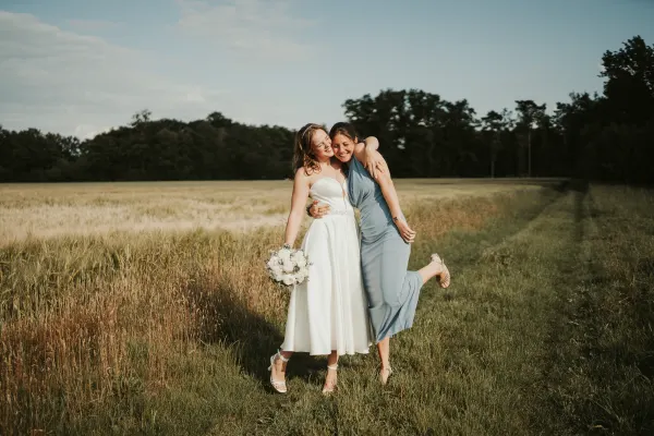 Braut und Trauzeugin beim Getting Ready – Echte Emotionen am Hochzeitstag
