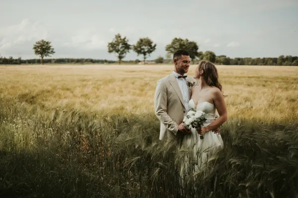 Brautpaarshooting im Feld bei Sonnenuntergang – Natürlicher Hochzeitsfotograf Hannover
