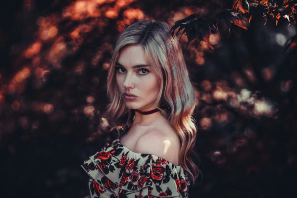 Portrait am Maschsee Hannover bei Sonnenuntergang – Isarina am Wasser