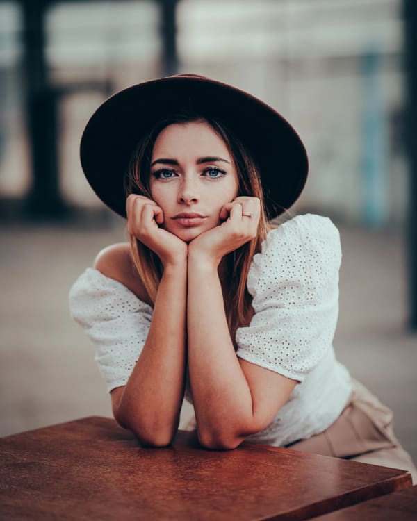 Architektur & Portrait: Kathi vor der Nord/LB Hannover – Urban Shooting