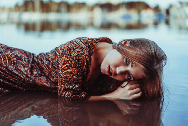 Portrait von Daria am Wasser: Authentische Outdoor-Fotografie am Steinhuder Meer