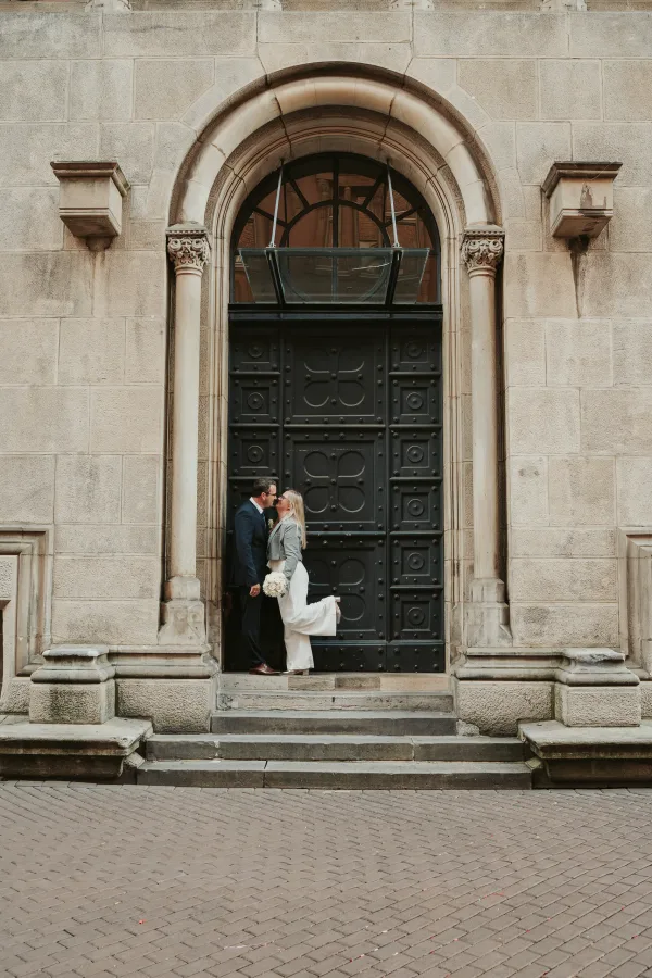 Brautpaar am historischen Tor des Standesamtes Hannover – Eleganter Hochzeitsfotograf Hannover