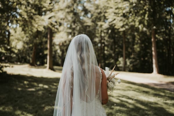 Brautkleid Rückenansicht mit Schleier – Hochzeitsfotografie Hannover