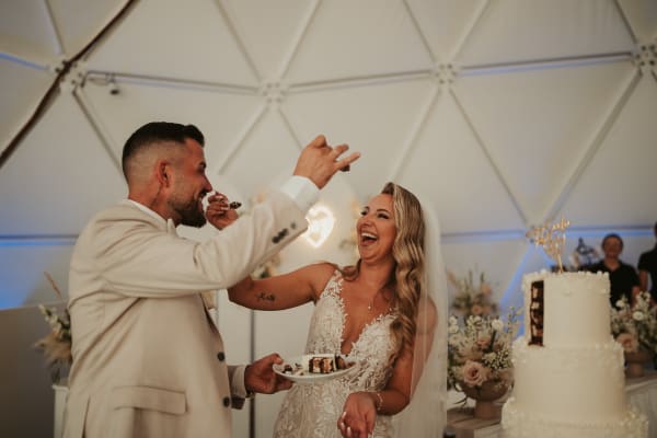 Brautpaar beim Anschnitt der Hochzeitstorte im Atmosflair Hildesheim