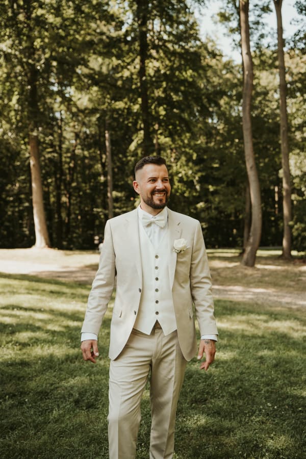 Bräutigam Portrait im beigen Anzug – Hochzeitsfotograf Hannover