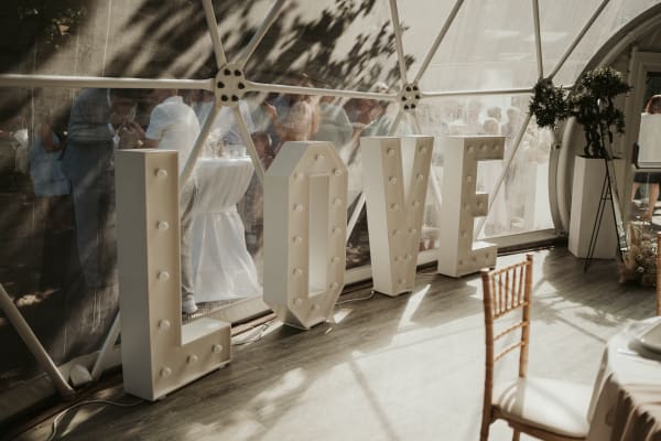 LOVE Leuchtbuchstaben Hochzeitsdekoration in der Location Atmosflair Hildesheim