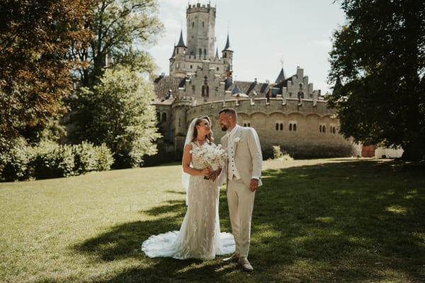 Brautpaar Portrait am Schloss Marienburg bei Hannover – Authentische Hochzeitsfotografie von Alex Begopoulos
