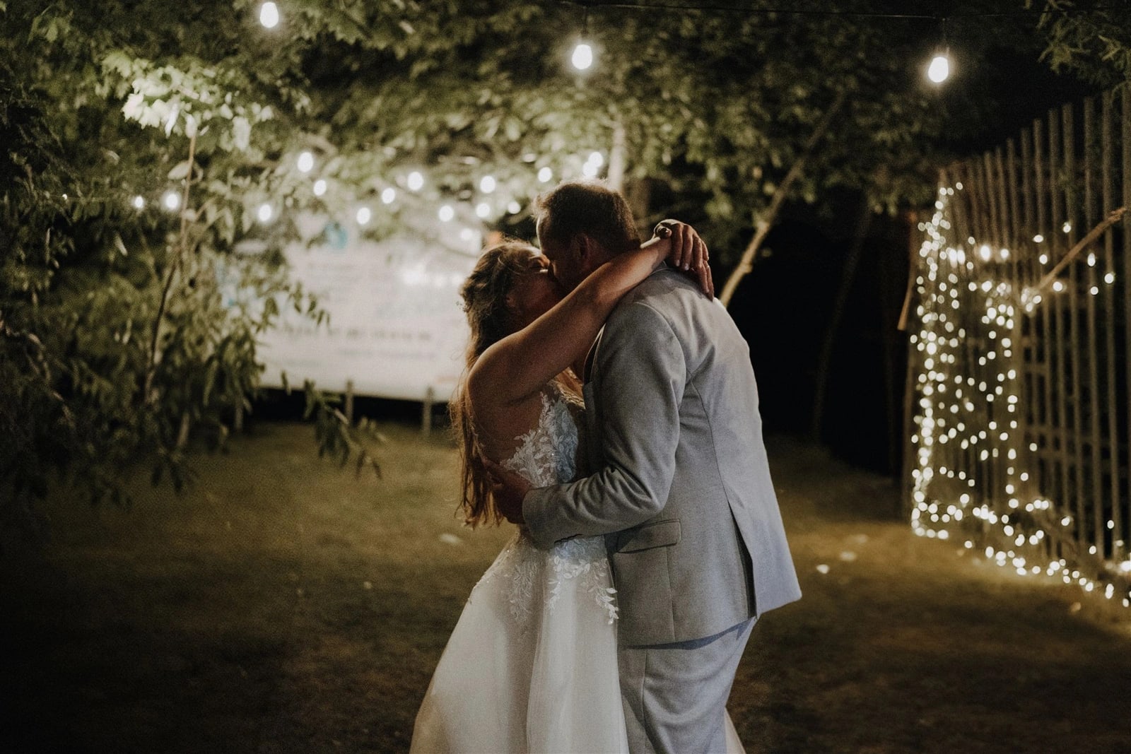 Romantischer Kuss beim Hochzeitstanz in der Nacht – Gartenhochzeit in Hannover