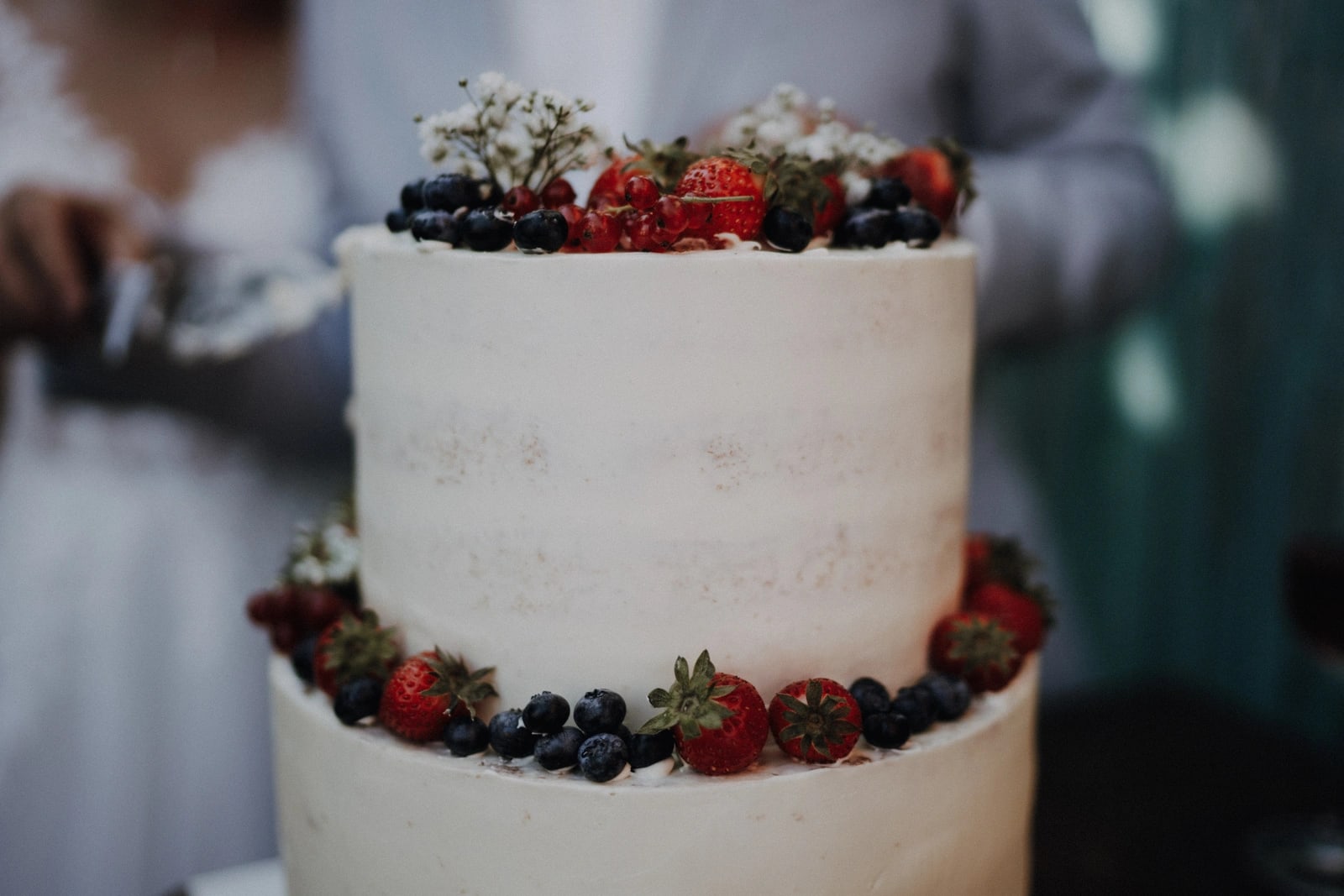 Moderne Hochzeitstorte mit Blumen-Deko – Hochzeitsdetails in Hannover