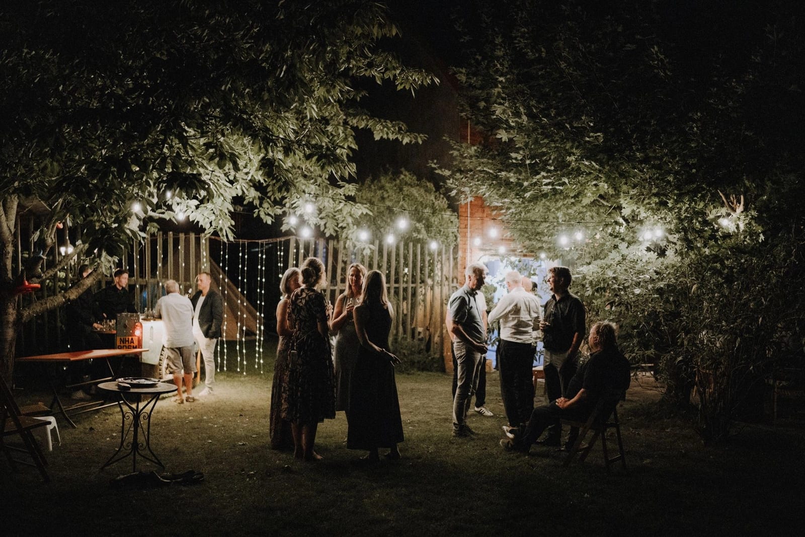 Hochzeit im eigenen Garten Hannover: Stimmungsvolle Beleuchtung bei Nacht