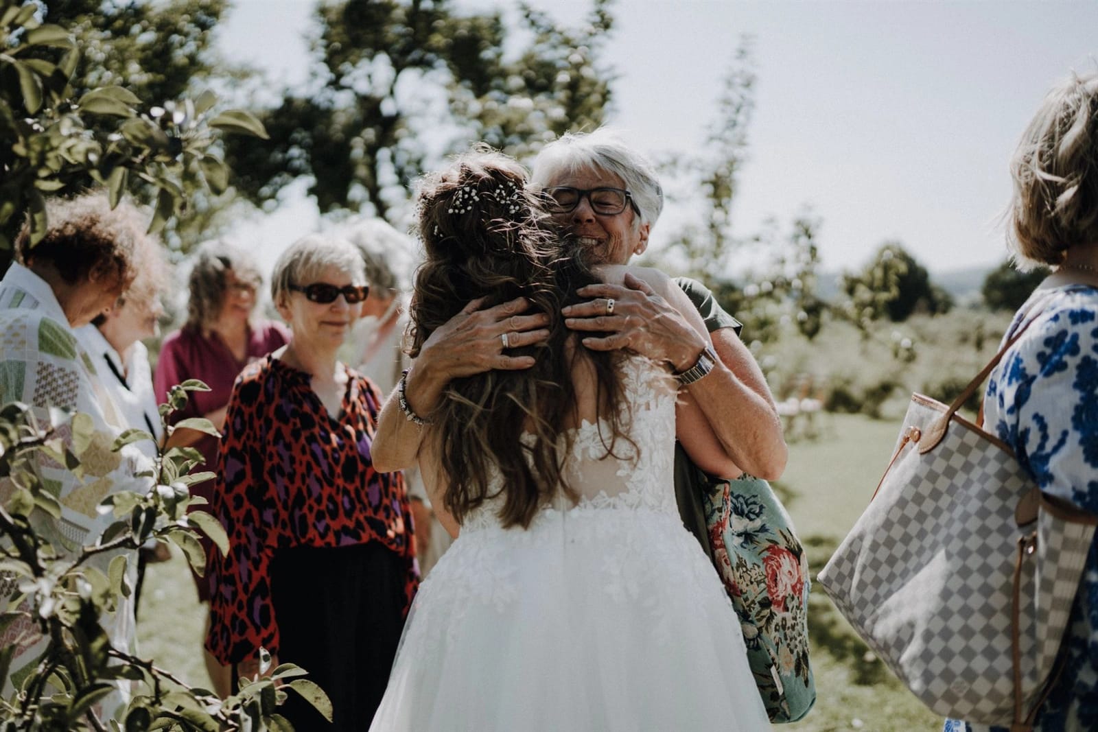 Emotionale Hochzeit: Oma umarmt Braut in Hannover – Ungestellte Momente