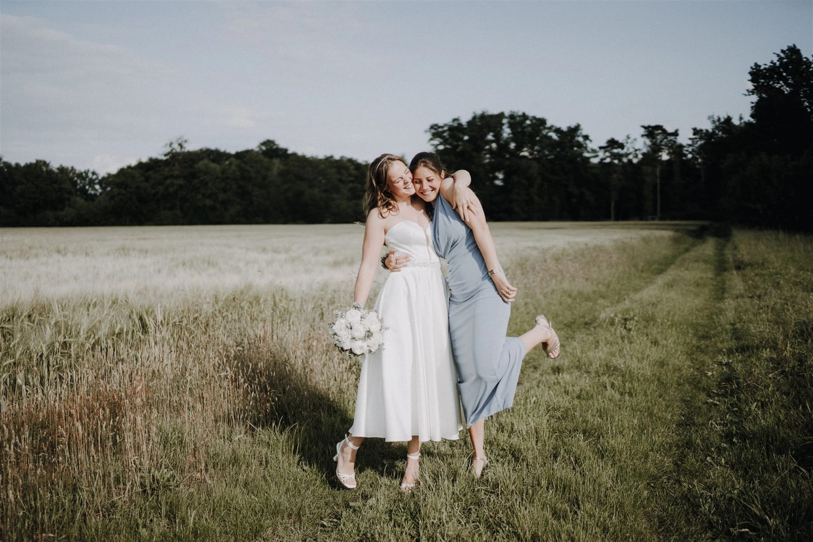 Braut und Trauzeugin beim Getting Ready – Echte Emotionen am Hochzeitstag