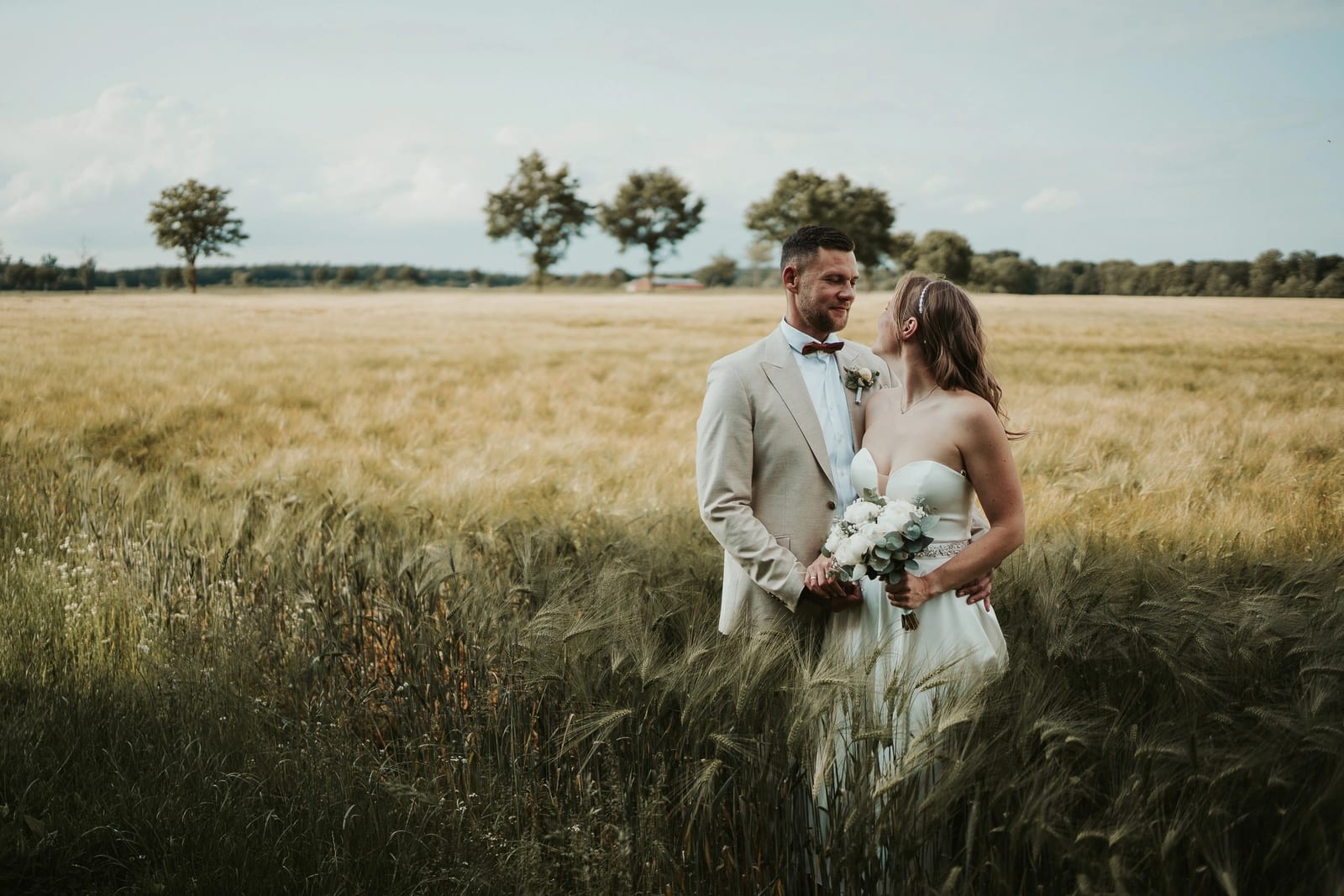 Brautpaarshooting im Feld bei Sonnenuntergang – Natürlicher Hochzeitsfotograf Hannover