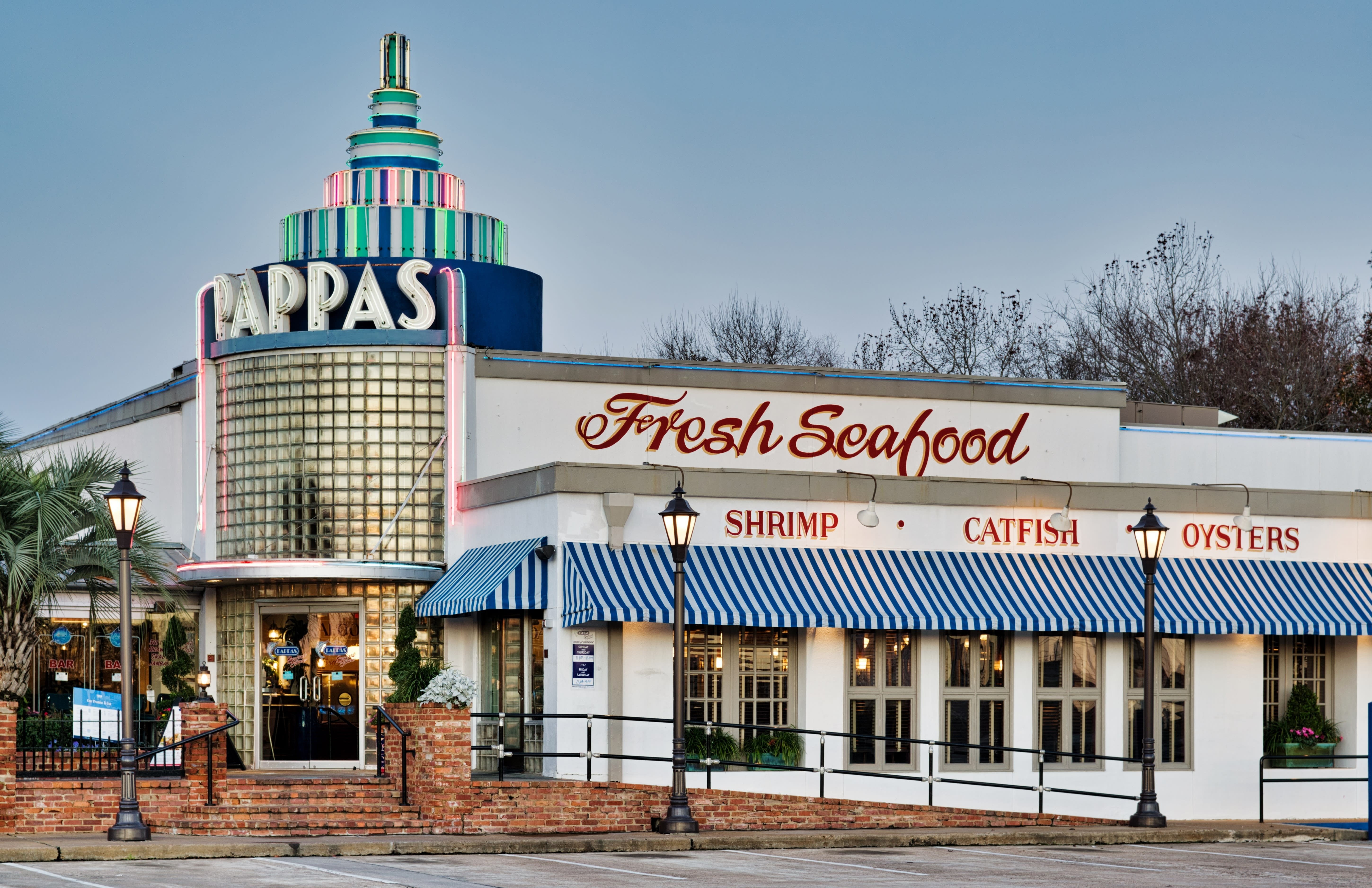 Eating a great at Pappadeaux Seafood Kitchen after moving in Houston is a great way to celbrate your new home