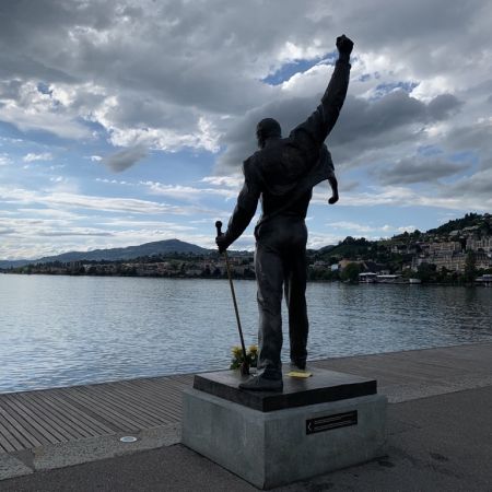 the statue of Freddie Mercury in front of the lake in Montreux