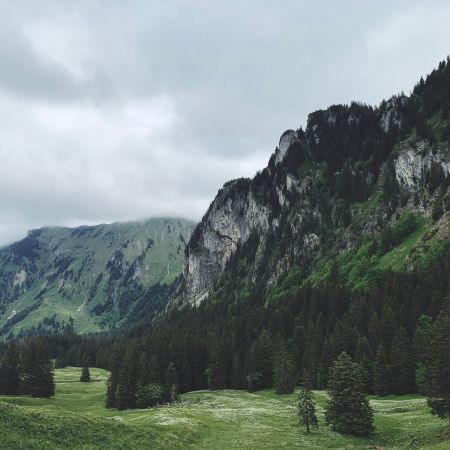 Sur la droite, le sommet la Tour Ronde et au loin plan la Pointe de Balachaux dans les nuages