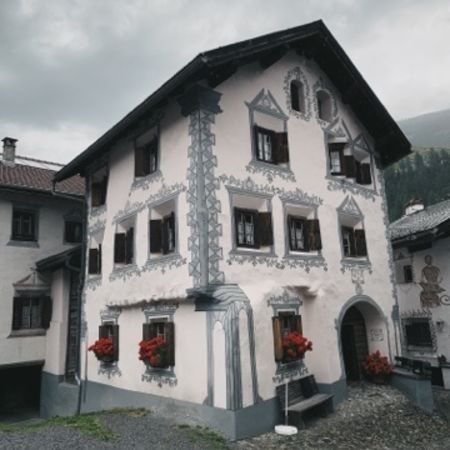 Une maison typique des grison avec ses graffitis typiques sur les façades