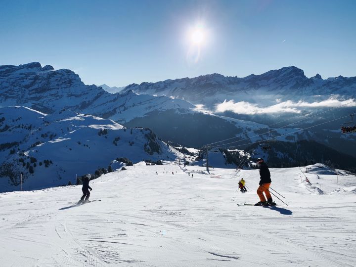 The Grand Chamossaire ski slope with bright sunshine and very few people