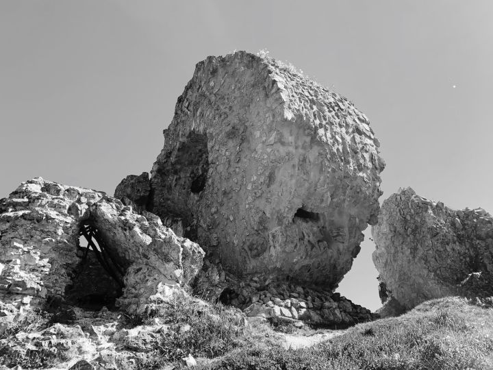 Ruine du château d'Engelbourg avec la portion du donjon couchée sur le flanc depuis sa destruction 