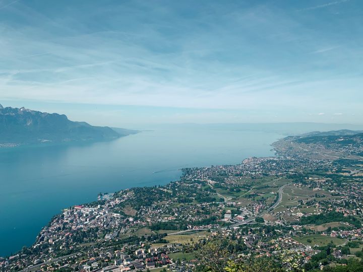 Vue sur Vevey et le lac Léman depuis la Ruine de la Tour de Salausex