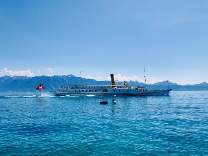 le bateau à roues à aubes le Simplon quitte le port de Pully