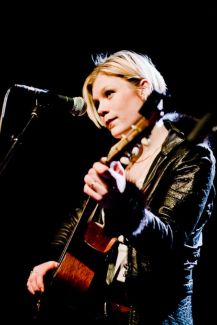 Trixie Whitley pictures