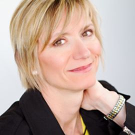 Terri Norvell Headshot