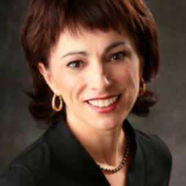 Leslie Leyland Fields Headshot