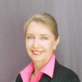 Evelin Saxinger Headshot