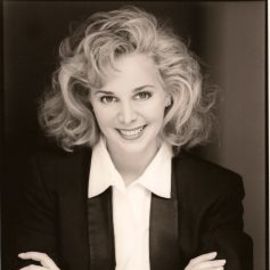 Julie Austin Headshot